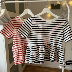 Volang tshirt zara - Söta volang t-shirts ifrån zara! Har både marinblå och röda, jättefina nu till sommarn! OBS den marinblåa är såld!