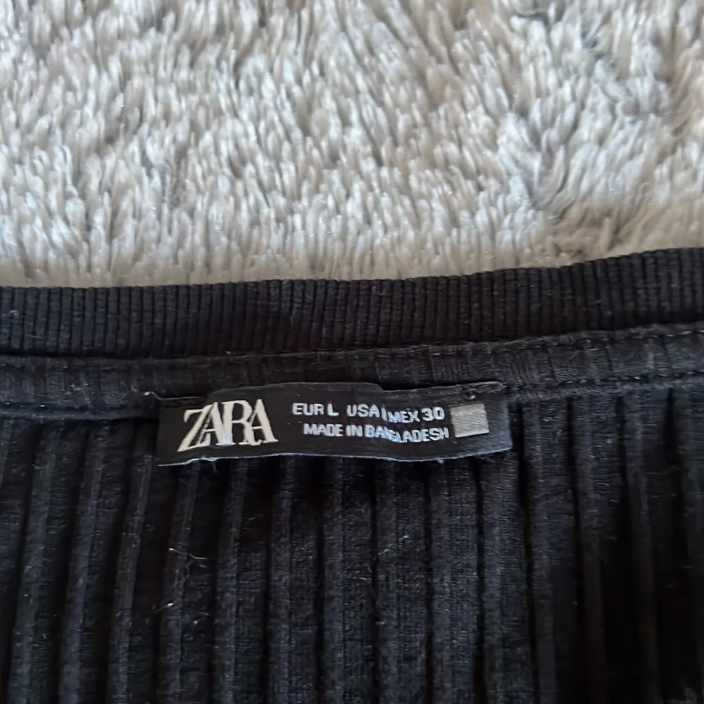 En svart tröja från Zara. Storlek L. Använd en del men ser ut som den gjorde när jag köpte den. . Toppar.