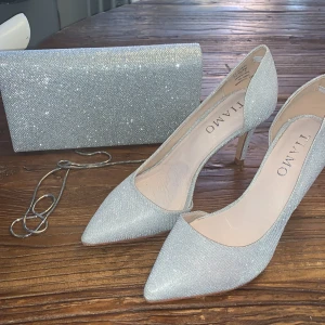 Silvriga klackar med silvrig väska - Sko Tiamo storlek 38 samt väska Tiamo. Köpt på Scorett använt 1 gång.