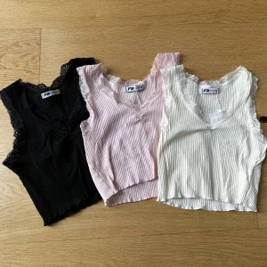 Sommarlinnen med spets - Tre sommarlinnen i tre olika färger i XS. Prislappar är fortfarande kvar! Säljer pga för liten storlek.  50kr för alla tre. 