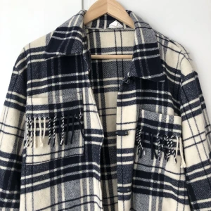 Flanelljacka - Blåvitrutig flanelljacka med fransar. 