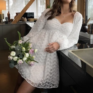 Studentklänning  - Säljer denna klänning i storlek 36 från NA-KD. Skriv för egna bilder💕 Aldrig använd, alla prislappar kvar 