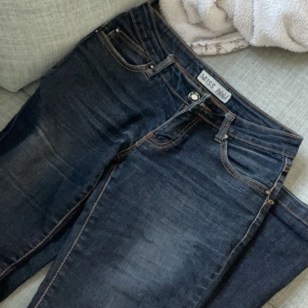 Säljer mina Miss Anna jeans då dem inte kommer till användning. Super fina och bra skick. Skriv för fler bilder. Jeans & Byxor.