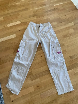 cargo byxor - dom är ifrån shein, ganska stora. använda max 3 gånger. köpta för 279kr. kan gå ner i pris. köparen står för frakt. 