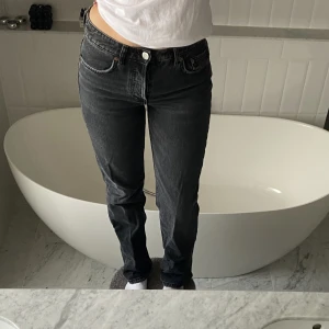 Svarta midwaist jeans - Zara midwaist raka jeans i svart! Sparsamt använda så i fint skick🖤 Skriv privat för frågor😇