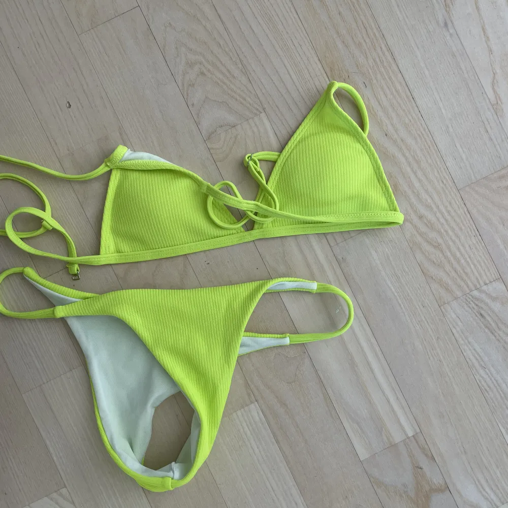 Säljer denna neongula bikini då den inte satt som jag tänkt, endast testad, lånad bild från hemsidan! frakt 45💞passar S-M. Övrigt.
