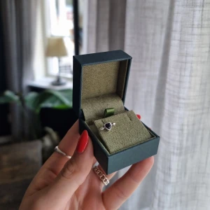 Maria Nilsdotter Pierced Heart earring - 1st örhänge i silver med svart hjärta. Använd ett par gånger. Läs min bio tack. 😅