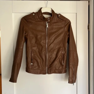 Skinnjacka - Brun skinnjacka i väldigt fint skick från Pull & Bear, knappt använd. Ser lite mer camelfärgad ut på bild än vad den är i verkligheten