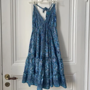 Klänning  - Så vacker klänning i silke, perfekt till sommaren. Den är i nyskick och har jättefina detaljer 🫶🏼 Köpt i Frankrike i en liten butik🌺