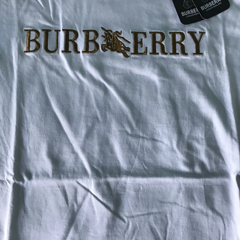 Ny Buberry t-shirt 1:1  Väldigt fin kvalite   . T-shirts.
