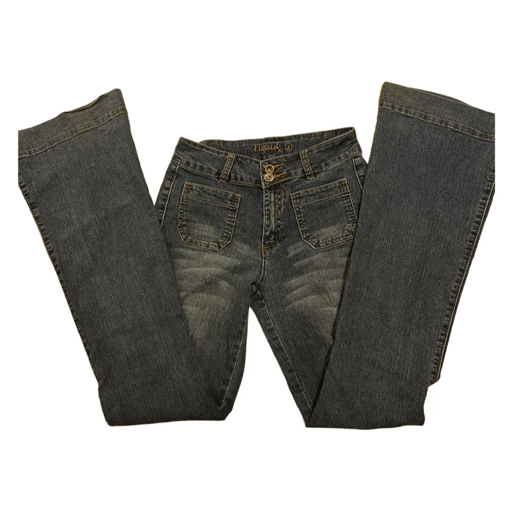 Liquid jeans i storlek 34-36! Kan skicka fler bilder & svara på eventuella frågor! Innerbenslängd: 88cm❤️Midjemått: 35cm (stretchiga dock)  Midjehöjd: 23,5cm (från gren t knapp)❤️. Jeans & Byxor.