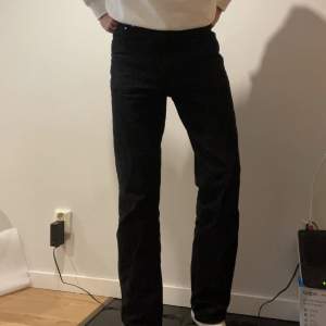 Helsvarta (inte washed) jeans från ASOS design i straight fit. Storlek 30/32. Köpta runt årsskiftet 