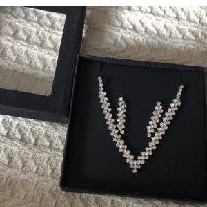 Örhängen ifrån ur&pen - Ett par jätte fina smyckekit ifrån ur&pen✨Aldrig andvända kan va fina till studenten🎓Skolaavslutingen,Balen🌸Frågor/Fundringar skriv neran för funkar också privat🤍