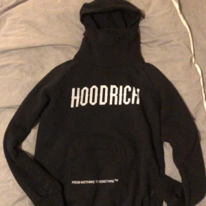 Hoodrich hoodie - Jag säljer nu min fina hoodrich hoodie med mask som är väldigt unik en fin hoodie som inte passar mig längre tröjan är storlek S använd Max 2-3 gånger 