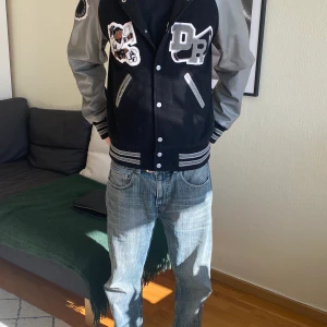 College Jacka  - Jätte snygg college jacka. Jätte fint skick andvänd fåtal gånger. S/M herrkläder personen på bilden är 180cm. 