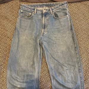 Ett par weekday jeans i modellen Rowe. De är i bra condition förutom att de har lite slitningar längst ned på benen och att de är lagade av en skräddare (se sista bilden)