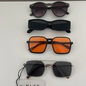 Solglasögon! - Säljer fyra par solglasögon. Säljer glasögonen för 50-70kr styck. Vid köp fler än ett par kan pris diskuteras!