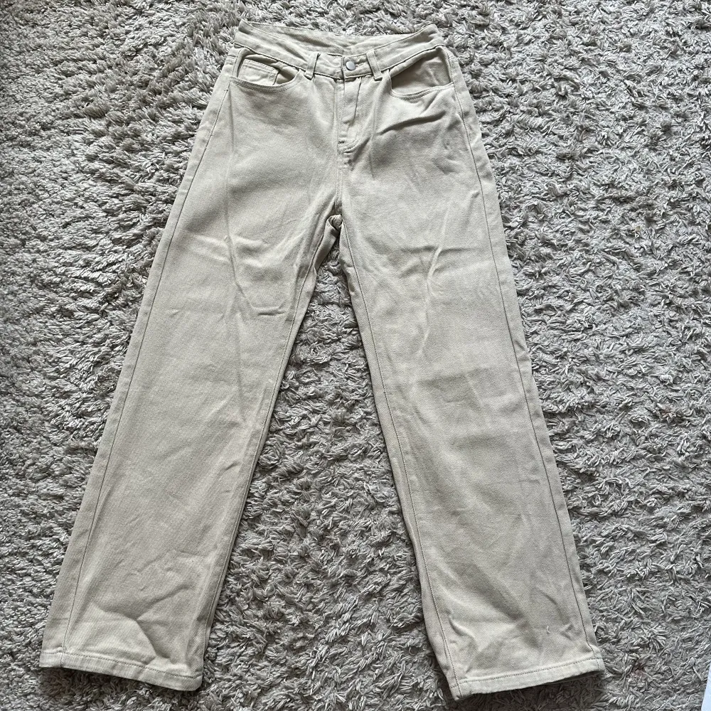 Beige jeans från shein.  Står ingen storlek men skulle säga M. 💞💓💕💗. Jeans & Byxor.