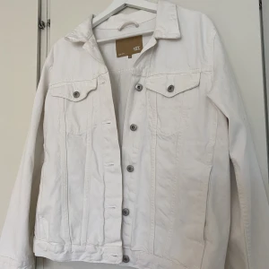 Vit jeansjacka - Helt ny jeansjacka som bara hängt i garderoben