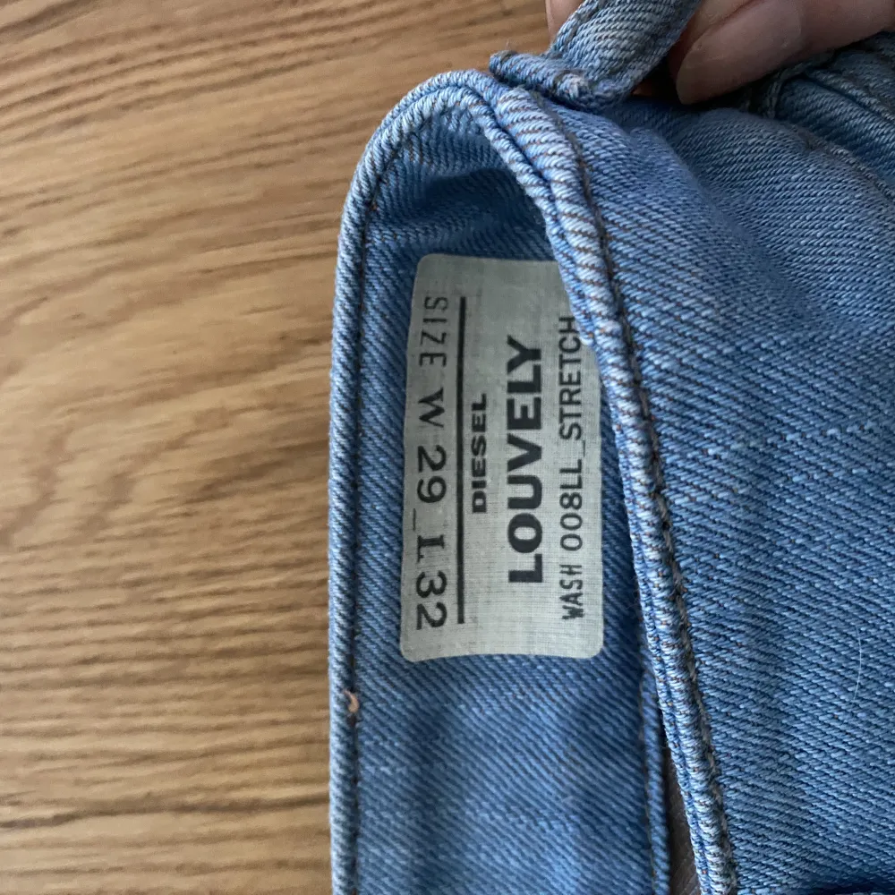 As snygga lågmidjade ljusblå diesel jeans, första bilden är lånad från deras hemsida, det är samma modell men lite mörkare färg🌸, storlek 29/32 säljer för 350kr😊😌💕. Jeans & Byxor.