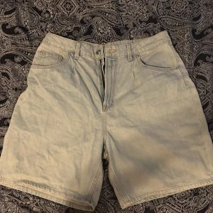 Jeans shorts  - Jeans shortsen är köpta på H&M förra sommaren, de har använts en gång. Köpta för 249 säljs för 79
