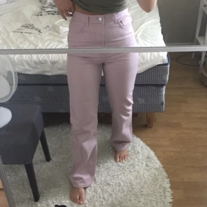 Lila jeans - Ljuslila jeans, superfin färg. Använda 2/3 gånger. Högmidjade.  Sitter fint över rumpan. 