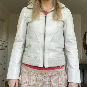 Cremefärgad läderjacka - Storlek M. Vintage mango. Äkta läder. Inga defekter.