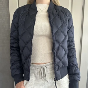 Uniqlo dunjacka - Bild 1: SÅLD blå dunjacka från uniqlo i XS. 150kr SÅLD Bild 2: grön vårjacka från ÅHLENS i XS. 50kr