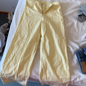 Ljusgula jeans  - Jättebra kvalitet och inga hål eller fläckar etc… 3 år gammal. Inte stretchiga men det finns sånna band i midjan man kan ändra till större eller mindre. 