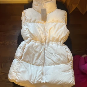 Vit väst - Oanvänd väst, prislappen kvar