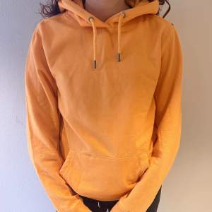 Orange hoodie från Lager 157. Aldrig använd, storlek M.