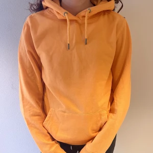 Orange hoodie - Orange hoodie från Lager 157. Aldrig använd, storlek M.