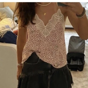 Zadig Topp - Säljer mitt super fina Zadig topp med små hjärtan på. Den är enbart använd en gång och har inga defekter💓