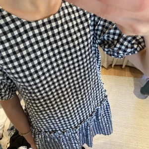 Zara klänning - Skitsnygg zara klänning som är slutsåld! Storlek M men passar mig som brukar ha S/XS👏🤭😘❤️‍🔥❤️‍🔥🥰🥰💓