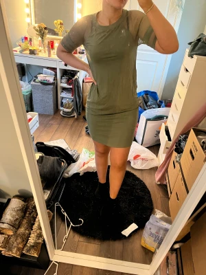 Klänning - Superbekväm militärgrön klänning från new yorker. Storlek xs.  Mitt pris:99kr 