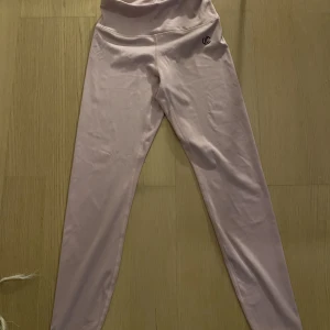 Nya träningstights - Helt nya träningstights i storlek XS från Iconic! Aldrig använda, endast provade. Sitter supersnyggt men passade inte mig helt tyvärr. Kan skickas eller mötas upp:)  Katt finns i hemmet men byxorna tvättas innan leverans. 