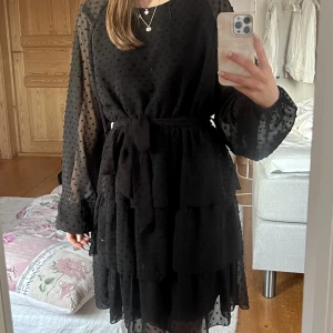 Svart klänning - Jättefin klänning perfekt till en finare middag eller en sommarkväll 💕 Nyskick med fina ärmdetaljer. Storlek L men passar även M och S. 