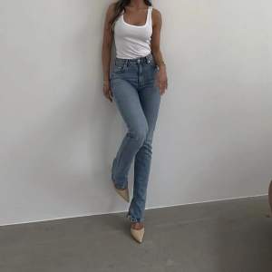 Säljer mina snygga Zara jeans med slits då jag har ett par liknande🤍💙