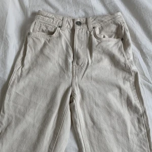 Vita jeans - Vida benvita jeans i storlek 26. Knappar i gylfen. Sparsamt använda, gott skick. Nypris 500kr