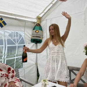 By malina vit klänning - Sparsamt använd klänning från By malina i superfint skick! Inte mina bilder men kan skicka. Superfin till student, midsommar, stranden osv 🩷