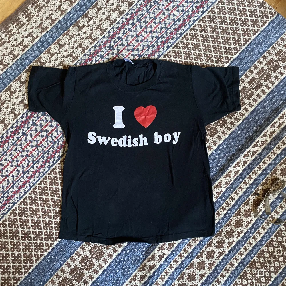 Kul tshirt med ”I ❤️ SWEDISH BOY” tryck! Storlek m och passar mig som vanligtvis har s/m. Om man vill ha den tightare kan man göra en ”orreknut” (första bilden)💞. T-shirts.