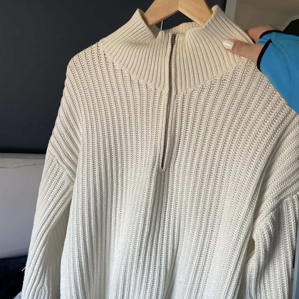 Säljer denna vita jättefina stickade halfzip tröjan. . Tröjor & Koftor.