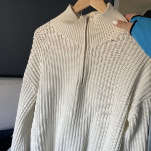 Stickad halfzip  - Säljer denna vita jättefina stickade halfzip tröjan. 