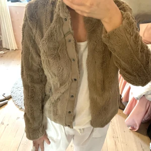 Brun vår jacka  - En fin och mycket mjuk jacka som är perfekt till våren. 