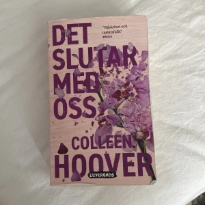 Det slutar med oss - Colleen Hoover - It ends with us på svenska, har lästs en gång och ser måttligt änvänd ut. Har några små kommentarer i sig men ingenting som stör läsandet🩷
