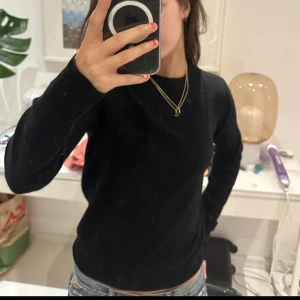 Cashmere  - Jätte fin svart cashmere tröja från Uniqlo (100% cashmere), också jätte fin till sommaren en lite kallare kväll! Funkar till allt, både att klä upp och ner💕
