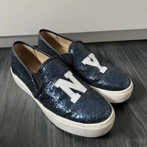 Limited edition Steve Madden New York sneakers - Limited edition glittersko från Steve Madden. Dessa är från en kollektion som bara släpptes i en liten begränsad upplaga. Passar 38-39. Inköpa i New York. 