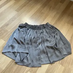 En kjol från ginatricot i storlek 34