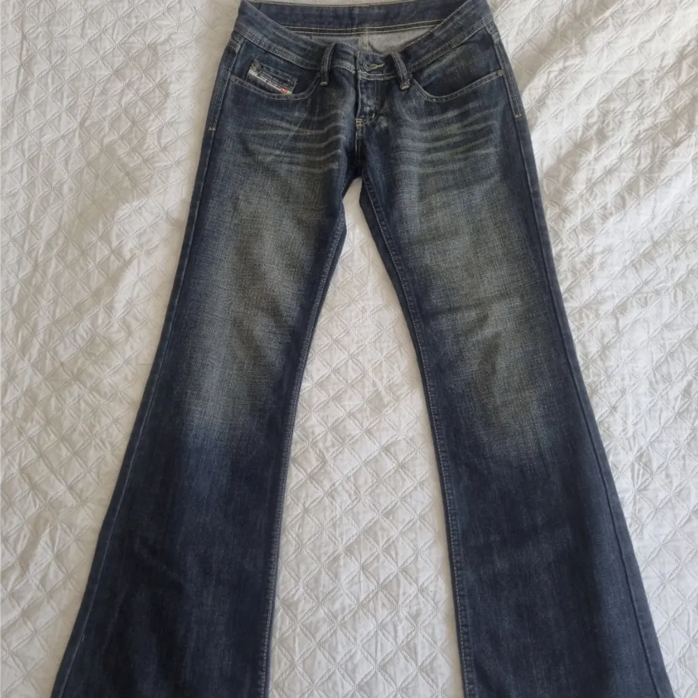 Säljer dessa Diesel bootcut jeans med låg midja. Midjemått: 80 cm, innerbenslängd: 85💕 jättebra skick, knappt använda🩷 skriv för fler bilder eller andra mått 🙏. Jeans & Byxor.