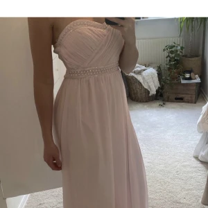 Balklänning  - En rosa balklänning, aldrig använd. Hör av er vid frågor samt fler bilder